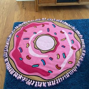 🌺NWOT Donut Shaped Tie Knot Blanket🌺